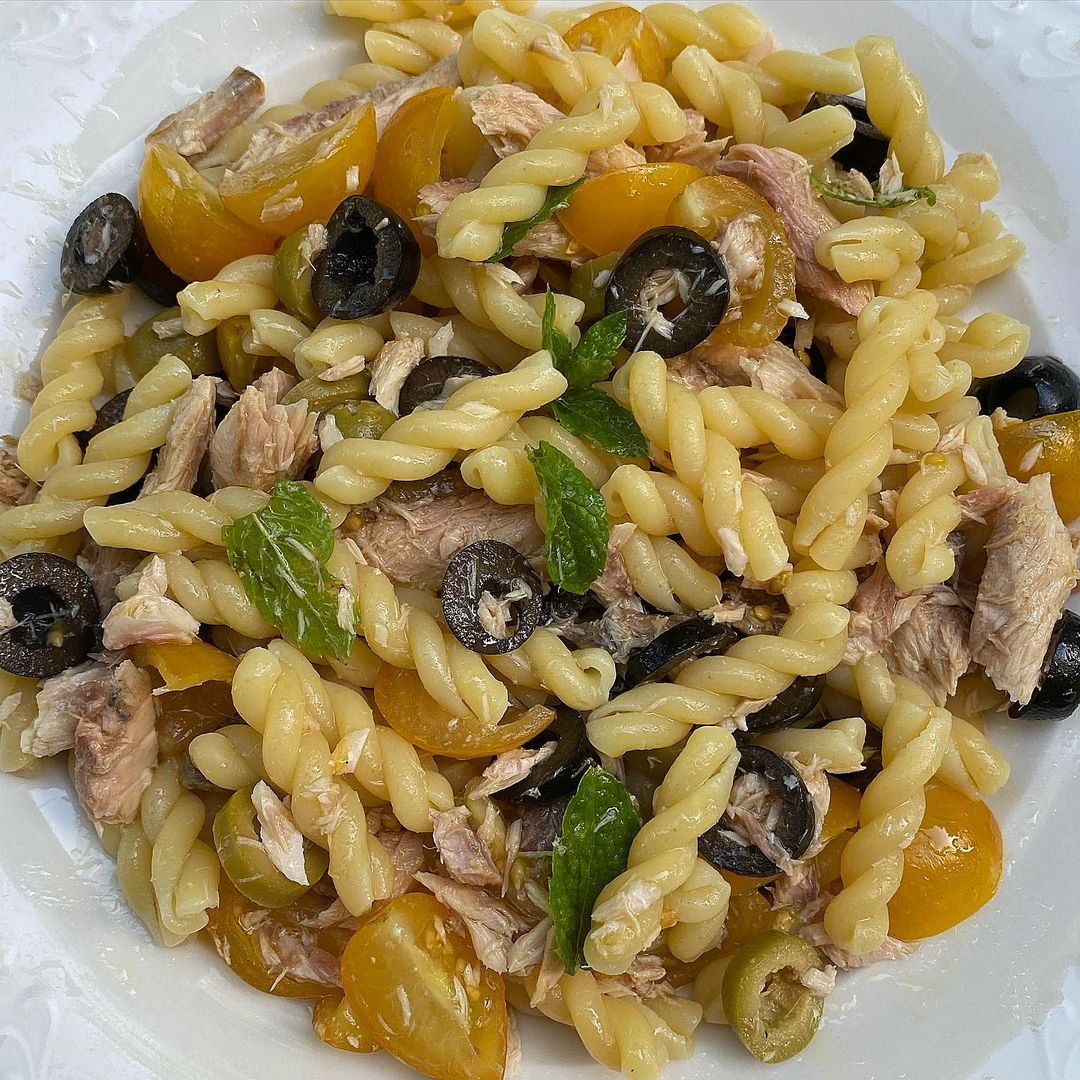 Pasta Con Sgombro Olive Verdi E Nere Pomodorini Gialli Acciughe E